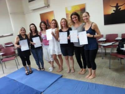 קבלת תעודות בקורס מדריכות לעיסוי תינוקות בללדת ביה"ס למקצועות הלידה