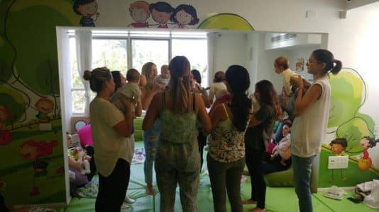 מפגש אימהות ותינוקות במסגרת קורס הכשרת מדריכות לעיסוי תינוקות בללדת סניף חיפה