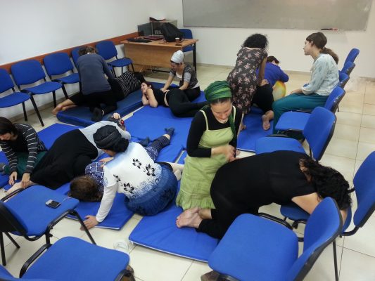 תרגול בשיאצו בקורס דולות בללדת ביה