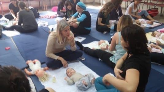 בקורס הכשרת מדריכות לעיסוי תינוקות בללדת ביה"ס למקצועות הלידה