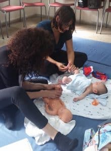 בקורס מדריכות לעיסוי תינוקות