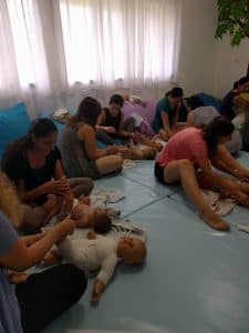 במפגש תינוקות בקורס מדריכות לעיסוי תינוקות בללדת