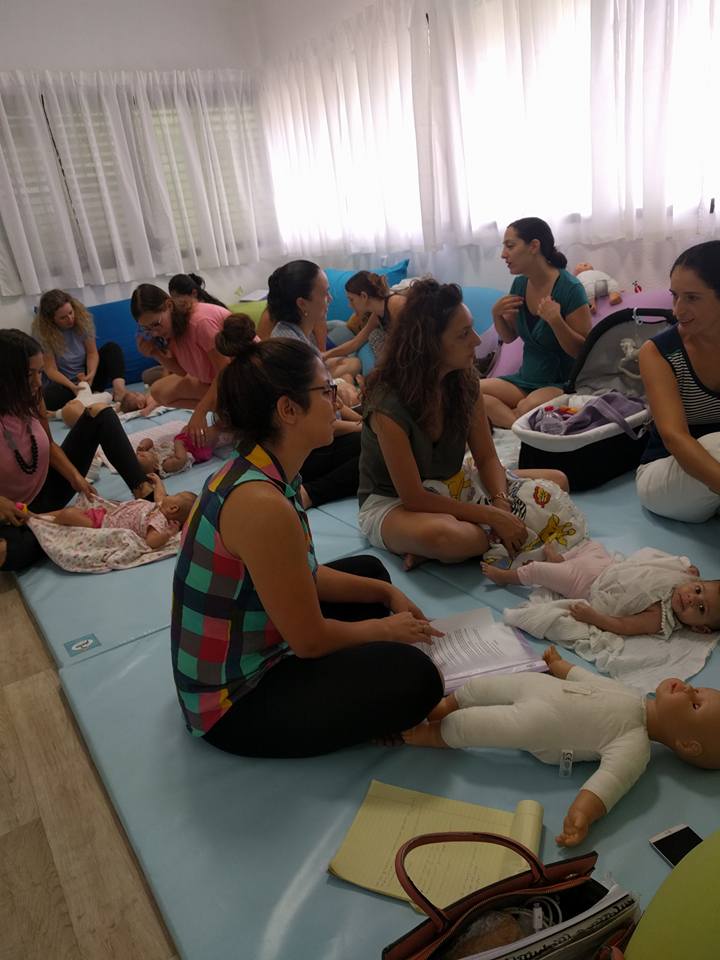 במפגש אימהות בקורס מדריכות לעיסוי תינוקות בללדת